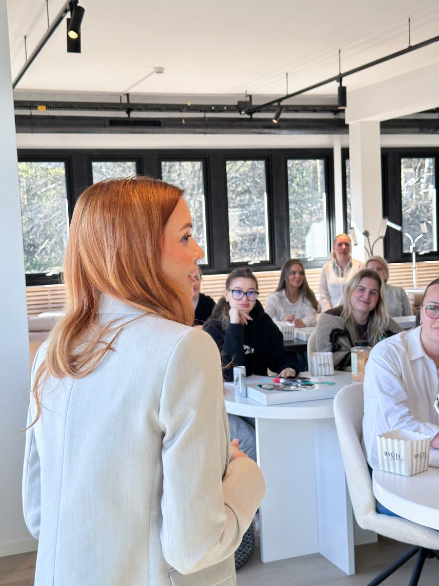 Kursholder i samtale med deltakerne på Lash Filler-kurset hos BYŪTI Academy