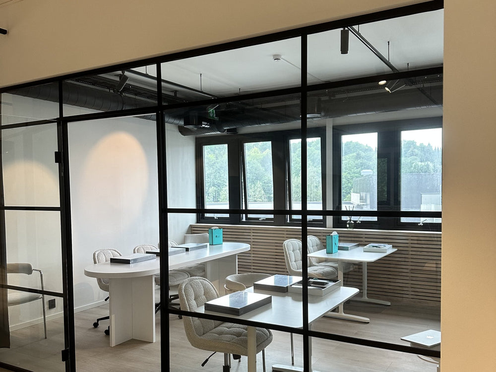 Kurssalen hos BYŪTI Academy i Caspar Storms vei 17, sett gjennom glassveggen
