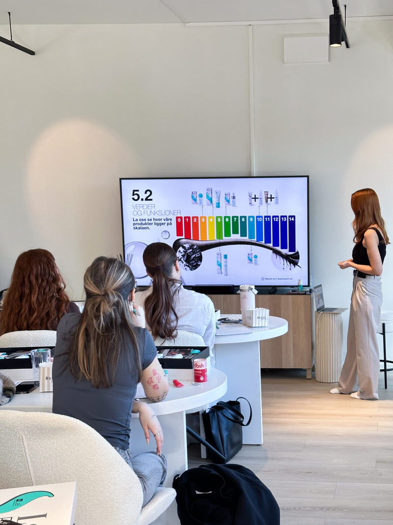 Undervisning om pH-verdi og produktvalg på Lash Filler-kurset