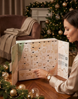 Kvinne åpner en luke i Gemology adventskalender 2026
