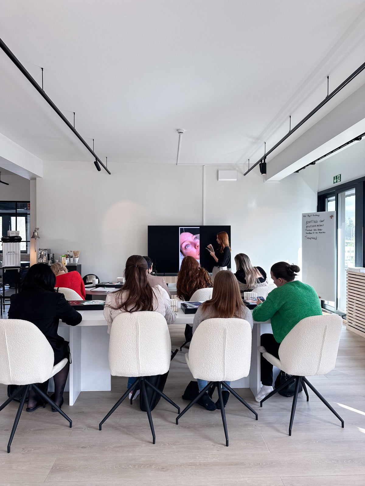 Oversikt over kurssalen hos BYŪTI Academy under et Lash Filler-kurs