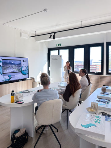 Deltakere samlet rundt bordene ved oppstart av Lash Filler-kurset