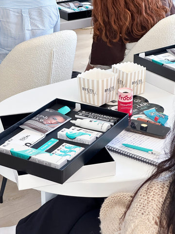 Produktbrett med InLei Lash Filler-produkter klart til praktisk øving