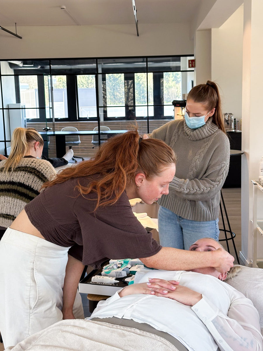 Kursholder veileder en deltaker gjennom vippeløftbehandlingen på modell hos BYŪTI Academy