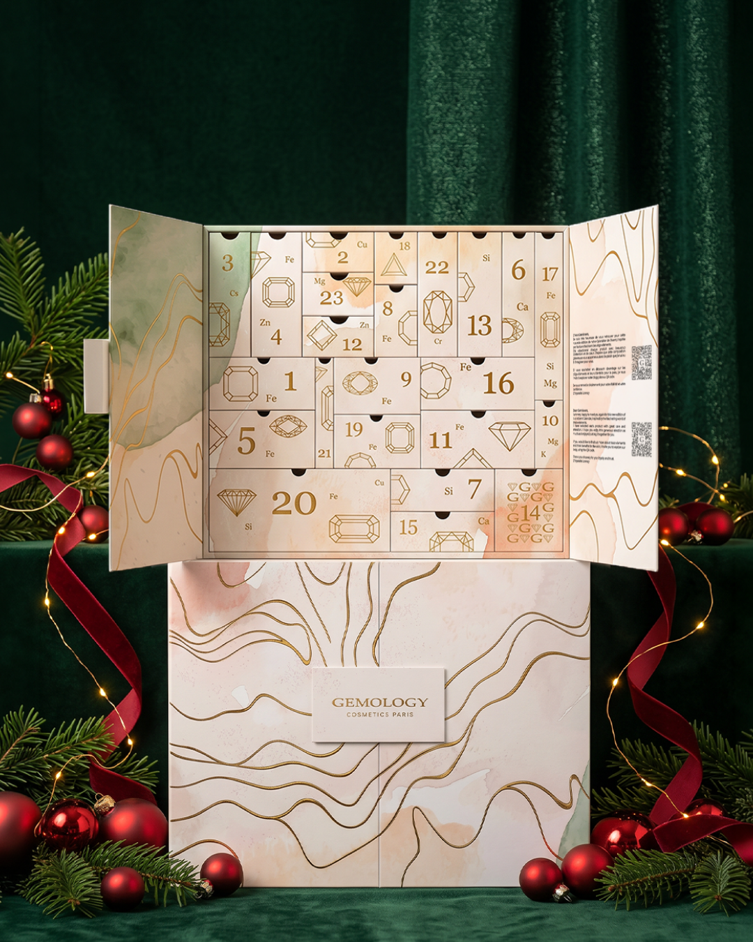 Gemology adventskalender 2026 foran grønt forheng