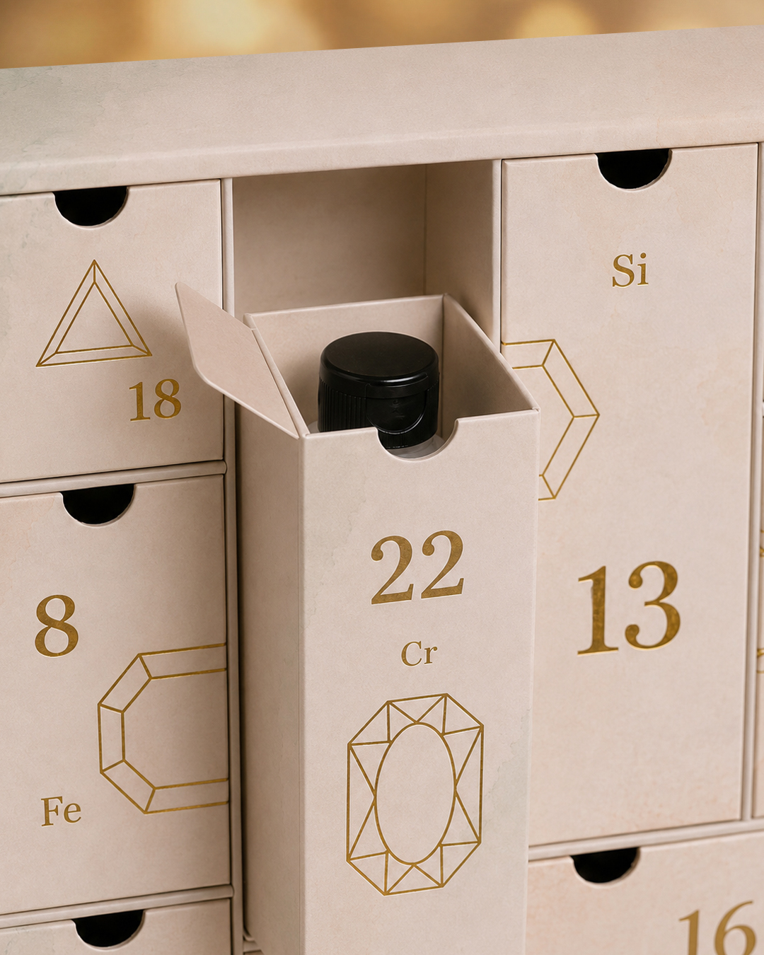 Nærbilde av en åpen skuff i Gemology adventskalender 2026