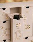 Nærbilde av en åpen skuff i Gemology adventskalender 2026