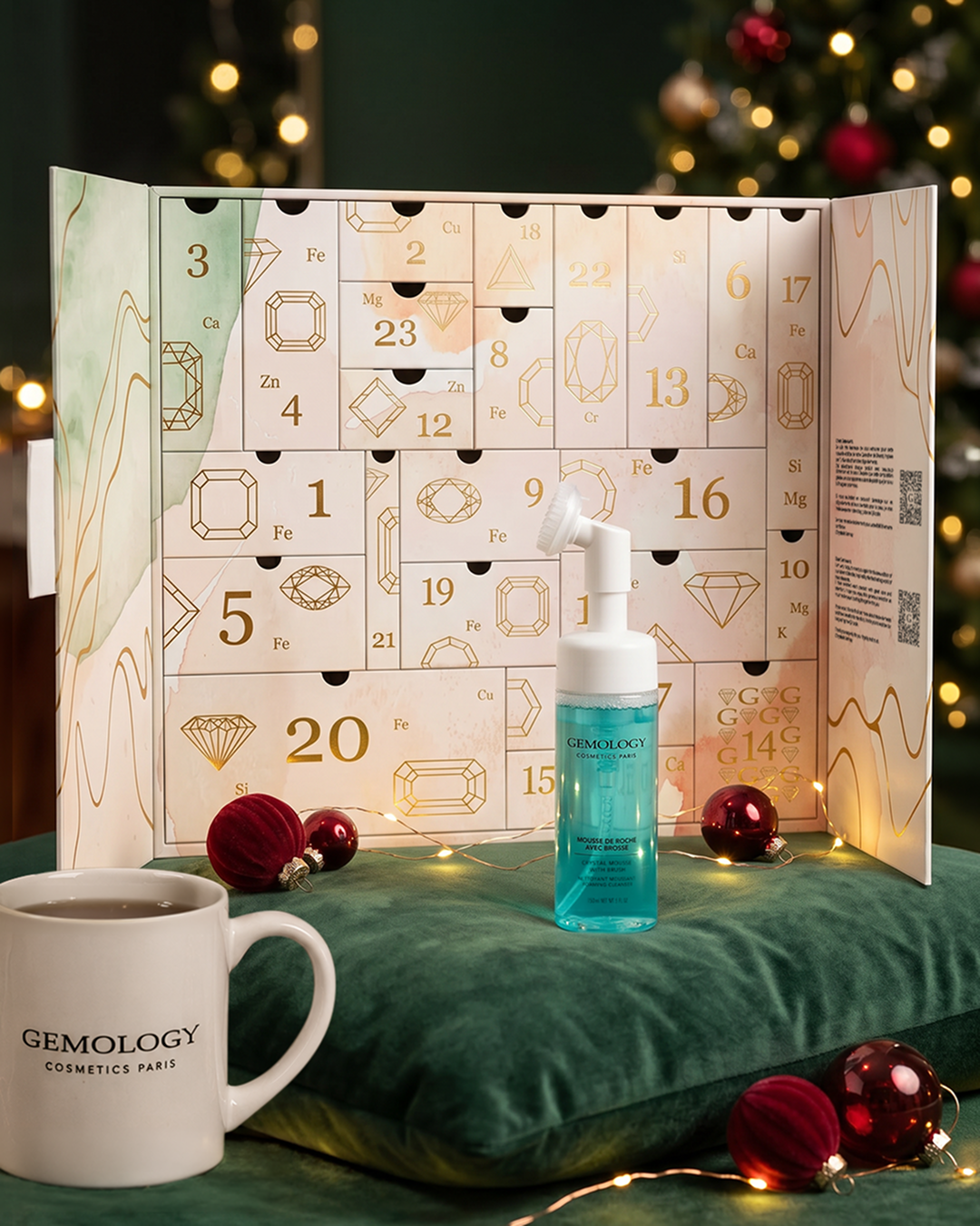 Åpen Gemology adventskalender 2026 med kopp og skumrens