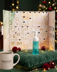 Åpen Gemology adventskalender 2026 med kopp og skumrens